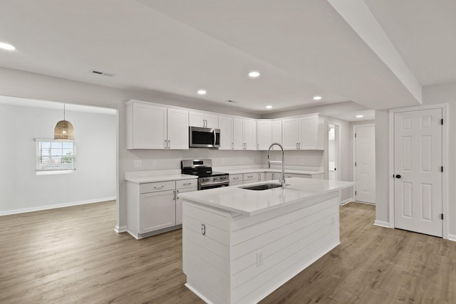 kitchen with visible vents, a sink, baseboards, stainless steel appliances, and recessed lighting