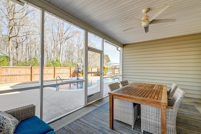 sunroom with ceiling fan