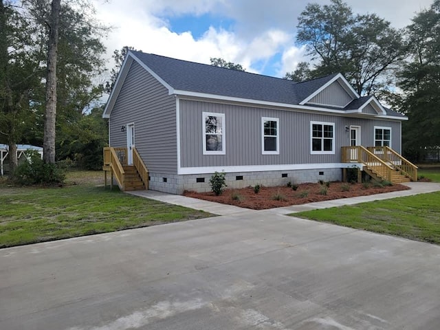 manufactured / mobile home with a front lawn