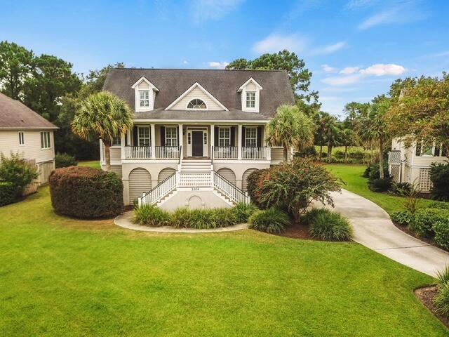 view of front of home featuring a front lawn and covered porch