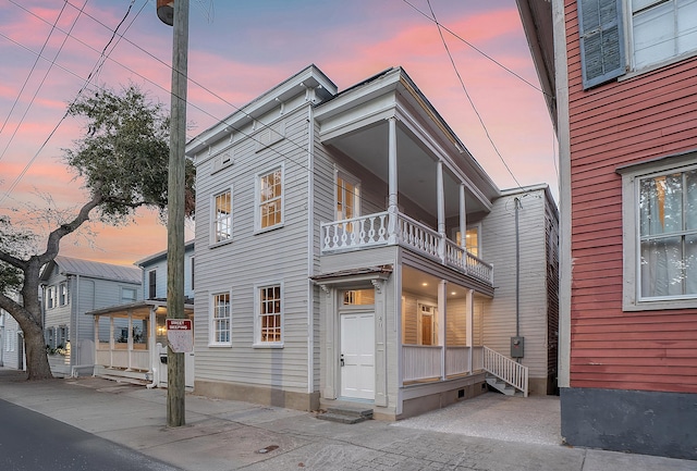 view of front of property featuring a balcony