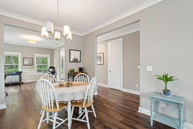 dining space featuring ornamental molding, dark hardwood / wood-style flooring, and a notable chandelier