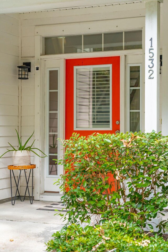 property entrance with covered porch