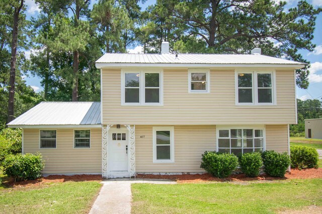 view of front of house with a front yard