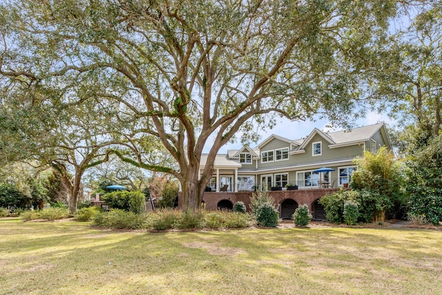 view of front of property with brick siding and a front yard