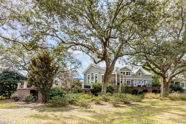 view of front facade with a front lawn