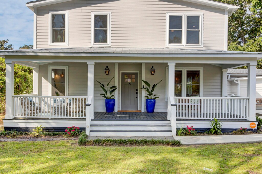 view of front of property with a front yard and covered porch