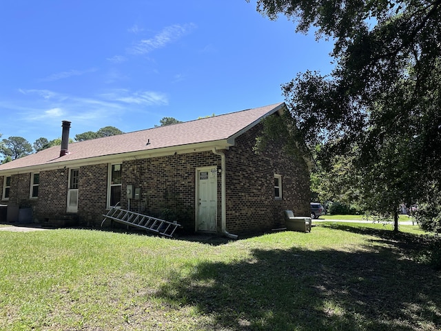 rear view of house featuring a lawn