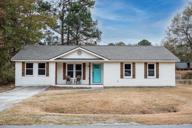 single story home with a porch