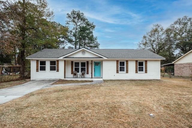 ranch-style home featuring a porch and a front lawn