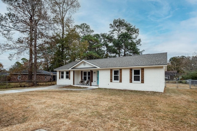 single story home featuring a front lawn