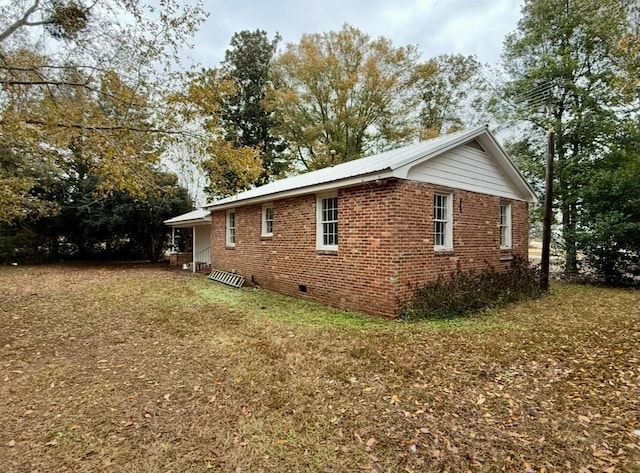 view of side of property featuring a lawn