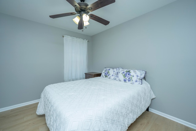 bedroom featuring light hardwood / wood-style floors and ceiling fan