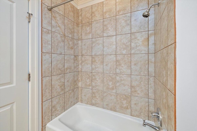 bathroom with tiled shower / bath combo