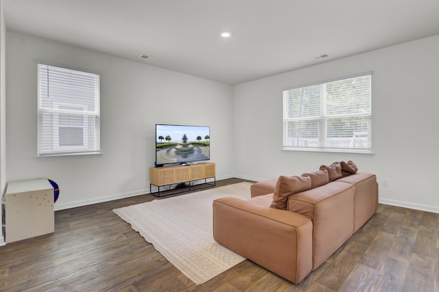 living area featuring recessed lighting, baseboards, visible vents, and dark wood-style floors