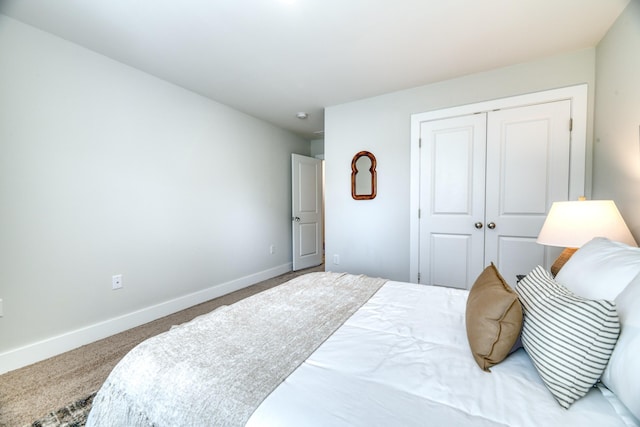 bedroom featuring carpet floors, baseboards, and a closet