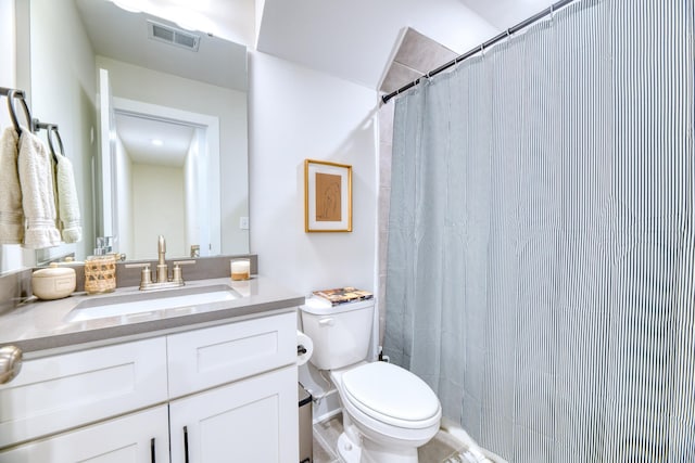 full bath featuring toilet, vanity, visible vents, and a shower with shower curtain