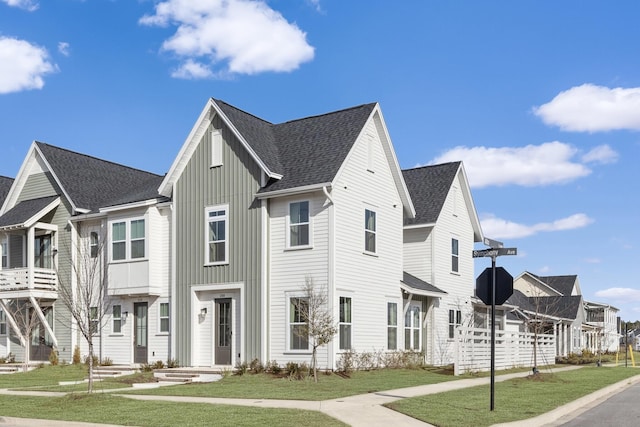 view of front facade with a front yard