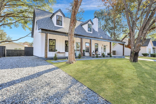 view of front of property featuring covered porch and a front lawn