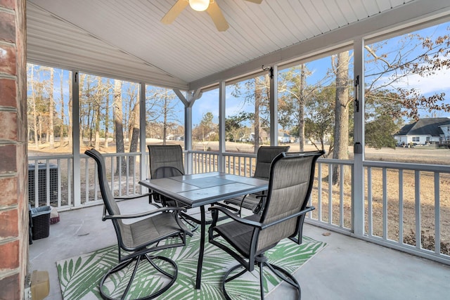 sunroom / solarium featuring vaulted ceiling and ceiling fan