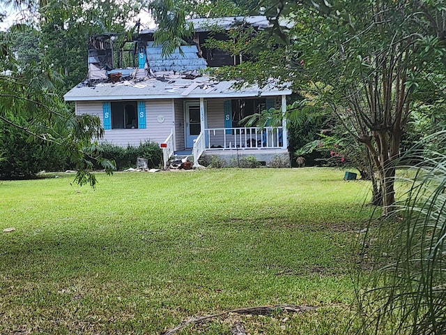 view of front facade featuring covered porch and a front lawn