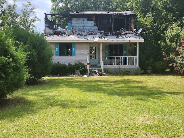 view of front facade featuring covered porch and a front lawn