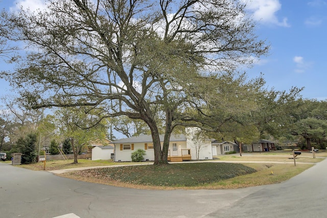 view of front facade with a front yard and driveway