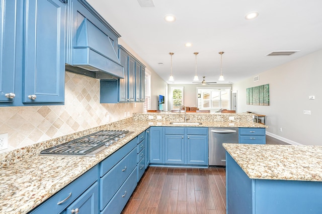 kitchen with pendant lighting, stainless steel appliances, sink, kitchen peninsula, and ceiling fan