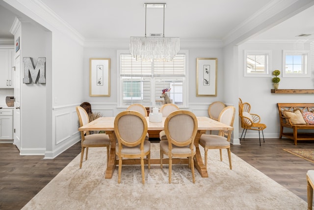 dining area featuring dark wood-style floors, a notable chandelier, visible vents, and ornamental molding