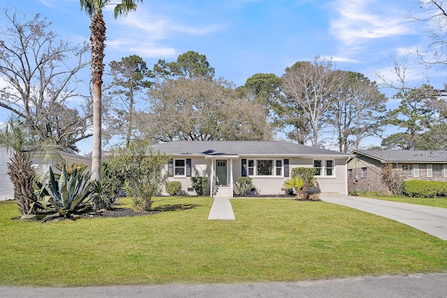 ranch-style home featuring crawl space, a front lawn, and driveway