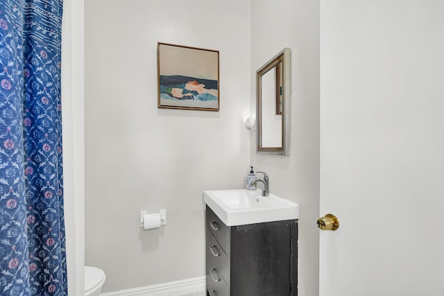 full bathroom with vanity, toilet, a shower with curtain, and baseboards