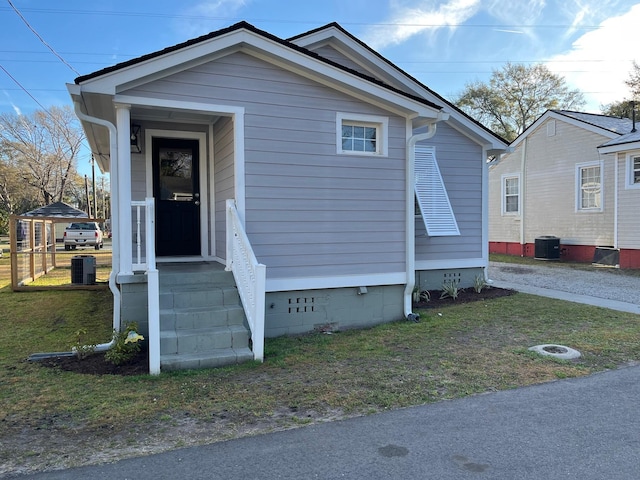 view of front of house featuring a front yard, crawl space, and central AC