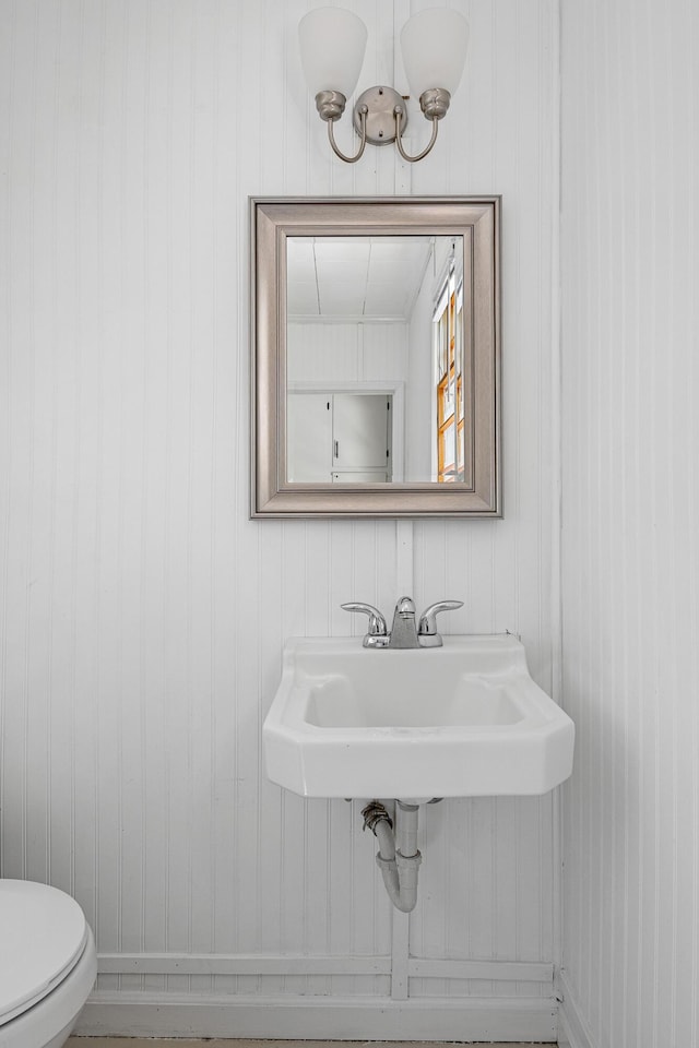 bathroom featuring toilet and sink