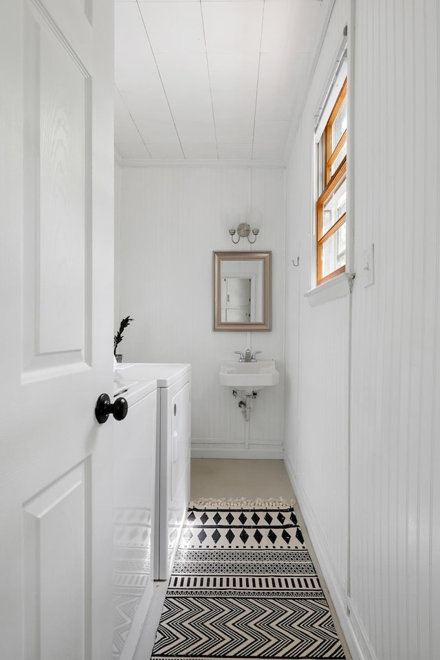 bathroom featuring sink and washing machine and dryer