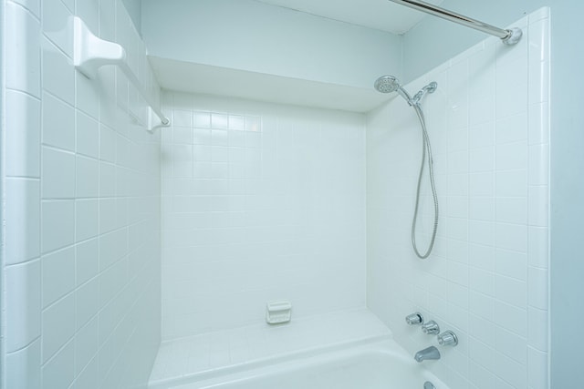 bathroom featuring tiled shower / bath