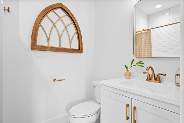 full bath featuring toilet, vanity, a shower with shower curtain, and recessed lighting