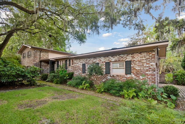 view of front of property featuring a front yard