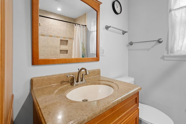 full bathroom featuring toilet, curtained shower, and vanity