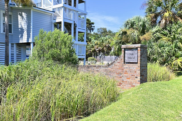 community sign featuring a yard