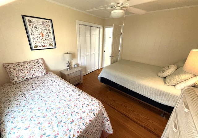 1001 Palmetto Blvd, Edisto Island, SC 29438 - bedroom featuring dark wood finished floors, crown molding, a closet, and a ceiling fan