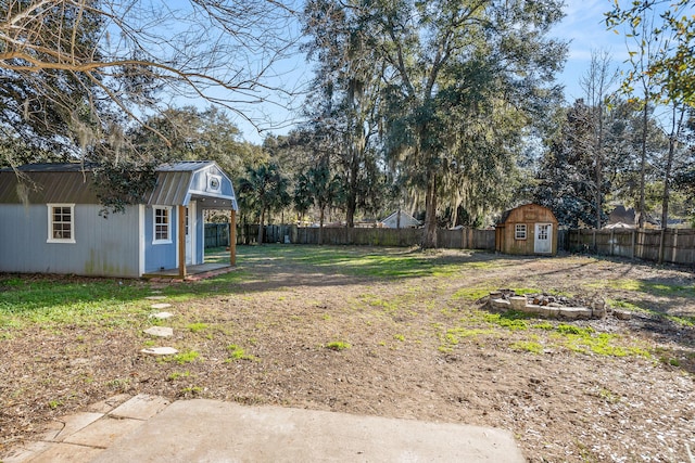 view of yard with a storage unit