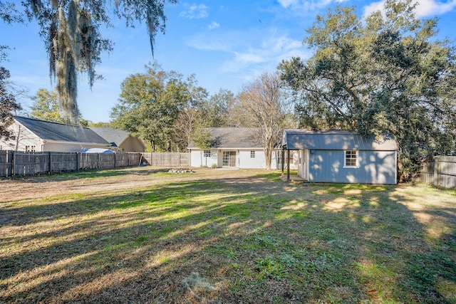 view of yard featuring a storage unit