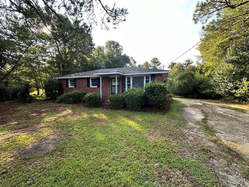 single story home with a front yard