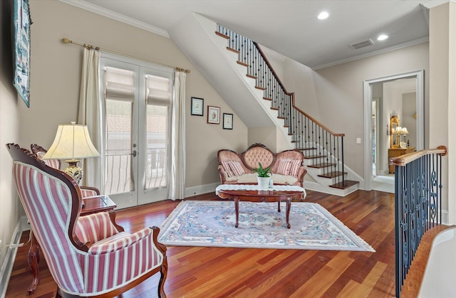 living area featuring recessed lighting, visible vents, ornamental molding, and wood finished floors