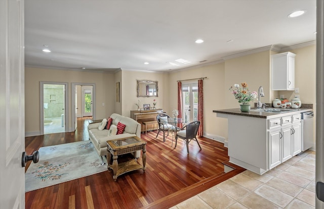 living area featuring recessed lighting, light wood finished floors, and crown molding