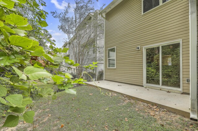 view of yard with a patio