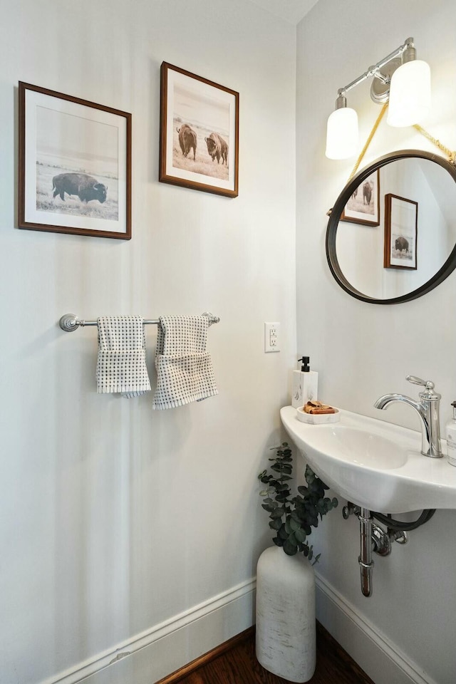 bathroom featuring a sink and baseboards