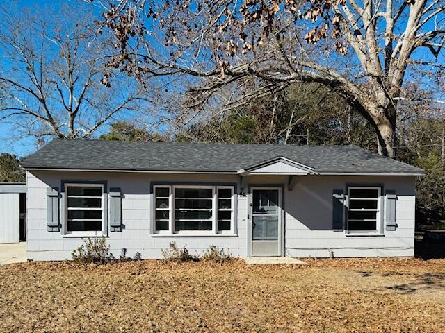 ranch-style home featuring a front lawn