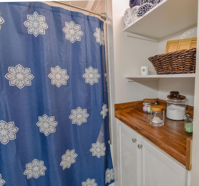 full bathroom featuring curtained shower