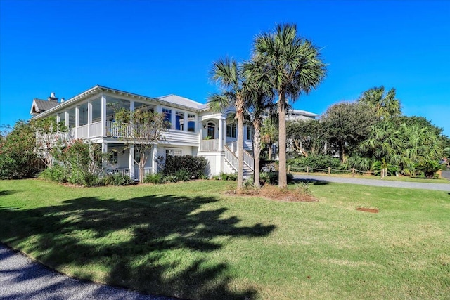 view of front of house featuring a front lawn